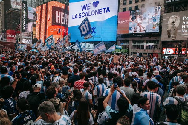 Argentinian soccer fans take over Times Square Argentinian soccer fans take over Times Square ahead of the World Cup final game, in New York, New York, USA, 18 July 2026. NEW YORK New York United States  Copyright: xOLGAxFEDOROVAx