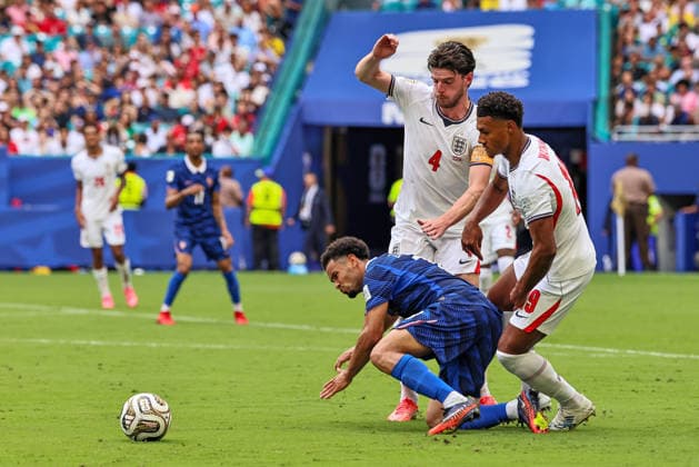 MIAMI GARDENS, FL - JULY 18: Declan Rice 4, Ollie Watkins 19 of England and Warren Zaire-Emery 18 of France battle for a ball during a FIFA World Cup, WM, Weltmeisterschaft, Fussball 26 Bronze Final match between France and England on July 18,2026 at Miami Stadium, in Miami Gardens, Fla.(Photo by Chris Arjoon Icon Sportswire) SOCCER: JUL 18 FIFA World Cup 26 Bronze Final - France v England EDITORIAL USE ONLY Icon26071800000036