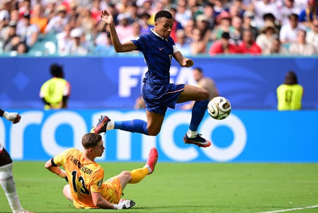 (260719) -- MIAMI, July 19, 2026 -- Kylian Mbappe (top) of France competes during the bronze final match between France and England at the 2026 FIFA World Cup, WM, Weltmeisterschaft, Fussball in Miami, the United States, July 18, 2026. ) (SP)U.S.-MIAMI-FOOTBALL-FIFA WORLD CUP-BRONZE FINAL-FRA VS ENG ChenxYichen 