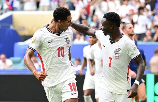 (260719) -- MIAMI, July 19, 2026 -- Bukayo Saka (R) of England celebrates scoring a penalty with teammate Jude Bellingham during the bronze final match between France and England at the 2026 FIFA World Cup, WM, Weltmeisterschaft, Fussball in Miami, the United States, July 18, 2026. ) (SP)U.S.-MIAMI-FOOTBALL-FIFA WORLD CUP-BRONZE FINAL-FRA VS ENG ChenxYichen 