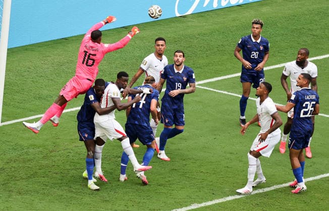 (260719) -- MIAMI, July 19, 2026 -- Mike Maignan (1st L), goalkeeper of France, makes a save during the bronze final match between France and England at the 2026 FIFA World Cup, WM, Weltmeisterschaft, Fussball in Miami, the United States, July 18, 2026. ) (SP)U.S.-MIAMI-FOOTBALL-FIFA WORLD CUP-BRONZE FINAL-FRA VS ENG ZhangxFengguo 