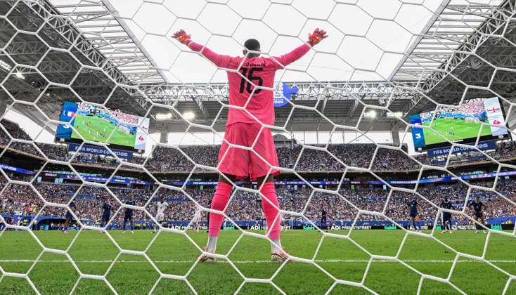 (260719) -- MIAMI, July 19, 2026 -- Mike Maignan, goalkeeper of France, prepares to make a save as Bukayo Saka of England is about to shoot a penalty kick during the bronze final match between France and England at the 2026 FIFA World Cup, WM, Weltmeisterschaft, Fussball in Miami, the United States, July 18, 2026. ) (SP)U.S.-MIAMI-FOOTBALL-FIFA WORLD CUP-BRONZE FINAL-FRA VS ENG ChenxYichen 