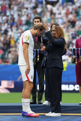 (260719) -- MIAMI, July 19, 2026 -- Harry Kane (L) of England is presented with a bronze medal after the bronze final match between France and England at the 2026 FIFA World Cup, WM, Weltmeisterschaft, Fussball in Miami, the United States, July 18, 2026. ) (SP)U.S.-MIAMI-FOOTBALL-FIFA WORLD CUP-BRONZE FINAL-FRA VS ENG HuxXingyu 