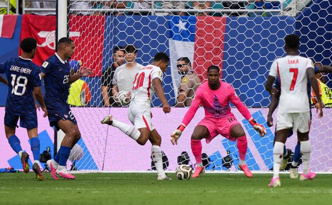 (260719) -- MIAMI, July 19, 2026 -- Jude Bellingham (3rd L) of England shoots to score during the bronze final match between France and England at the 2026 FIFA World Cup, WM, Weltmeisterschaft, Fussball in Miami, the United States, July 18, 2026. ) (SP)U.S.-MIAMI-FOOTBALL-FIFA WORLD CUP-BRONZE FINAL-FRA VS ENG HuxXingyu 