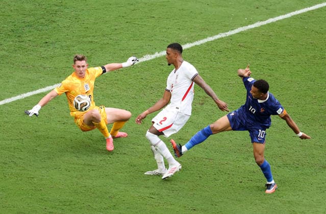 (260719) -- MIAMI, July 19, 2026 -- Kylian Mbappe (R) of France competes with Ezri Konsa (C) of England and Dean Henderson, goalkeeper of England, during the bronze final match between France and England at the 2026 FIFA World Cup, WM, Weltmeisterschaft, Fussball in Miami, the United States, July 18, 2026. ) (SP)U.S.-MIAMI-FOOTBALL-FIFA WORLD CUP-BRONZE FINAL-FRA VS ENG ZhangxFengguo 