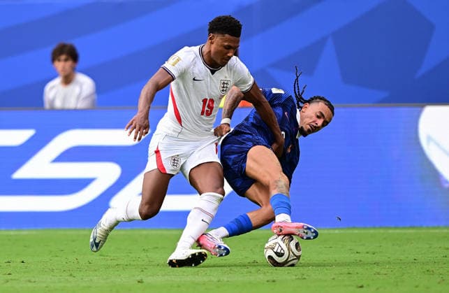 (260719) -- MIAMI, July 19, 2026 -- Ollie Watkins (L) of England and Malo Gusto of France compete during the bronze final match between France and England at the 2026 FIFA World Cup, WM, Weltmeisterschaft, Fussball in Miami, the United States, July 18, 2026. ) (SP)U.S.-MIAMI-FOOTBALL-FIFA WORLD CUP-BRONZE FINAL-FRA VS ENG ChenxYichen 
