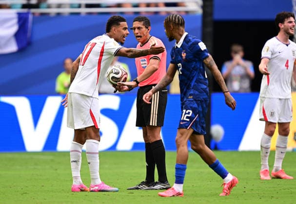 (260719) -- MIAMI, July 19, 2026 -- Morgan Rogers (1st L) of England argues with a referee during the bronze final match between France and England at the 2026 FIFA World Cup, WM, Weltmeisterschaft, Fussball in Miami, the United States, July 18, 2026. ) (SP)U.S.-MIAMI-FOOTBALL-FIFA WORLD CUP-BRONZE FINAL-FRA VS ENG ChenxYichen 