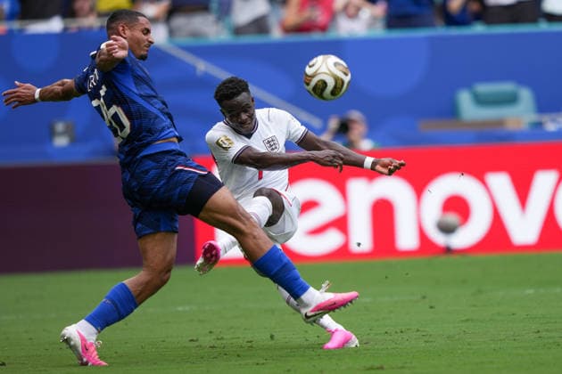 (260719) -- MIAMI, July 19, 2026 -- Bukayo Saka (R) of England shoots during the bronze final match between France and England at the 2026 FIFA World Cup, WM, Weltmeisterschaft, Fussball in Miami, the United States, July 18, 2026. ) (SP)U.S.-MIAMI-FOOTBALL-FIFA WORLD CUP-BRONZE FINAL-FRA VS ENG HuxXingyu 