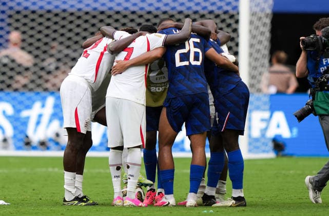 (260719) -- MIAMI, July 19, 2026 -- Players of England and France hug after the bronze final match between France and England at the 2026 FIFA World Cup, WM, Weltmeisterschaft, Fussball in Miami, the United States, July 18, 2026. ) (SP)U.S.-MIAMI-FOOTBALL-FIFA WORLD CUP-BRONZE FINAL-FRA VS ENG HuxXingyu 