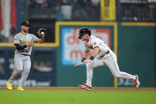 MLB, Baseball Herren, USA 2026: Pirates Vs Guardians JUL 18 July 18, 2026: Pittsburgh Pirates second baseman Brandon Lowe (5) catches a bouncing ball at second base as Cleveland Guardians second baseman Travis Bazzana (37) begins to slide past during the first inning of the second game of a Major League Baseball double header between the Pittsburgh Pirates and Cleveland Guardians at Progressive Field in Cleveland, Ohio. Brian Fisher CSM (Credit Image: Â Brian Fisher Cal Media) Cleveland Ohio United States of America EDITORIAL USE ONLY Copyright: xx ZUMA-20260718_zma_c04_123.jpg BrianxFisherx csmphotothree504838