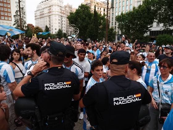 July 18, 2026, Madrid, Madrid, Spain: MADRID, SPAIN - JULY 18: Ahead of the FIFA World Cup, WM, Weltmeisterschaft, Fussball 2026 final match, Argentine fans in Spain gathered at Plaza de EspaoÃ‚a in Madrid for the traditional banderazo rally to support their national team, Nationalteam Madrid Spain  - ZUMAh199 20260718_zip_h199_001 Copyright: xAaronxHerediax Argentine Banderazo In Madrid  - ZUMA0862 0862023815st Copyright: xIMAGO AaronxHerediax
