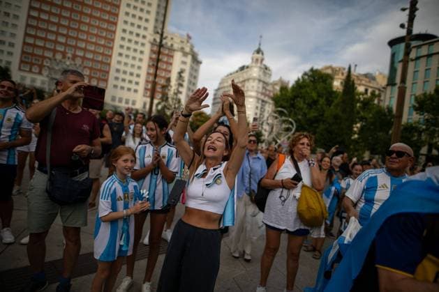 July 18, 2026, Madrid, Madrid, Spain: MADRID, SPAIN oÃ¢ JULY 18, 2026: Argentine football fans gather at Plaza de EspaoÃ‚a in Madrid to show their support for Argentina ahead of the 2026 FIFA World Cup, WM, Weltmeisterschaft, Fussball final against Spain, scheduled to be played in New York, United States, on July 19, 2026. JNA PRESS Madrid Spain  - ZUMAq101 20260718_zna_q101_236 Copyright: xC.xCarvajalx Argentine Fans Rally In Madrid Ahead Of FIFA World Cup Final  - ZUMA0862 0862029281st Copyright: xIMAGO C.xCarvajalx
