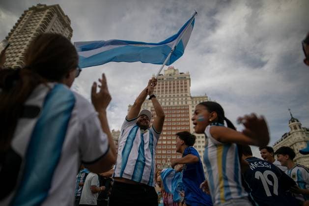 July 18, 2026, Madrid, Madrid, Spain: An Argentine fan carries an Argentine flag during a pre-match gathering in Madrid.Argentine football fans gathered in Madrid s Plaza EspaoÂ±a to show their support for their team ahead of the 2026 FIFA World Cup, WM, Weltmeisterschaft, Fussball final against Spain in New York, USA. Argentine Fan Rally In Madrid  - ZUMAs197 0862030799st Copyright: xDavidxCanalesx