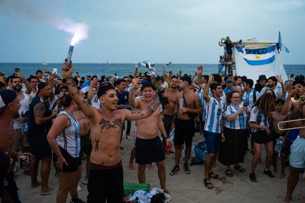 Argentine fans hold World Cup rally on Barcelona beach BARCELONA, SPAIN JULY 18, 2026: Hundreds of Argentine soccer fans gather at Bogatell Beach for a massive banderazo rally to support their national team, Nationalteam Amidst chants, light-blue smoke flares, and unfurled flags, the crowd transformed the Barcelona waterfront into the epicenter of soccer passion for the local Argentine expat community. Barcelona Barcelona Spain Copyright: x xEDITORx xJNAxPressx