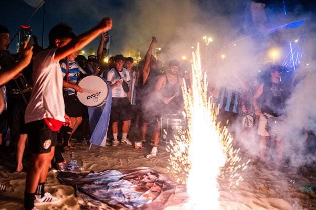 Argentine fans hold World Cup rally on Barcelona beach BARCELONA, SPAIN JULY 18, 2026: Hundreds of Argentine soccer fans gather at Bogatell Beach for a massive banderazo rally to support their national team, Nationalteam Amidst chants, light-blue smoke flares, and unfurled flags, the crowd transformed the Barcelona waterfront into the epicenter of soccer passion for the local Argentine expat community. Barcelona Barcelona Spain Copyright: x xEDITORx xJNAxPressx