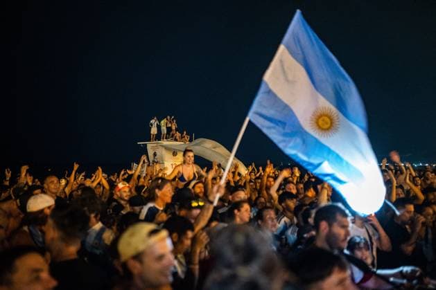 Argentine fans hold World Cup rally on Barcelona beach BARCELONA, SPAIN JULY 18, 2026: Hundreds of Argentine soccer fans gather at Bogatell Beach for a massive banderazo rally to support their national team, Nationalteam Amidst chants, light-blue smoke flares, and unfurled flags, the crowd transformed the Barcelona waterfront into the epicenter of soccer passion for the local Argentine expat community. Barcelona Barcelona Spain Copyright: x xEDITORx xJNAxPressx