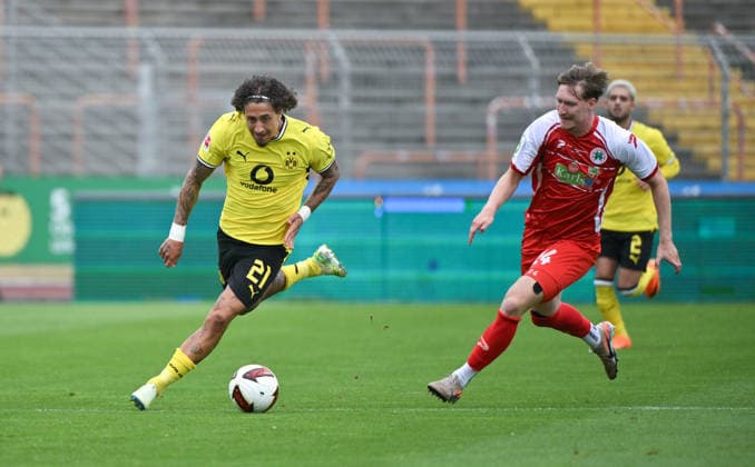 Fabio Silva (Borussia Dortmund), Fabio Silva, Simon Ludwig (Rot Weiss Oberhausen), v.li. 18.07.2026, Fussball 1. Bundesliga, Saison 2026 2027, Testspiel, Rot-Weiß Oberhausen - Borussia Dortmund 1:3 Oberhausen Niederrheinstadion Nordrhein Westfalen Deutschland *** Fabio Silva, Borussia Dortmund; Fabio Silva, Simon Ludwig, Rot-Weiss Oberhausen; from left, July 18, 2026; Soccer, Bundesliga 1; 2026–2027 season; Friendly match; Rot-Weiss Oberhausen vs. Borussia Dortmund, 1–3; Oberhausen, Niederrheinstadion, North Rhine-Westphalia, Germany Team2