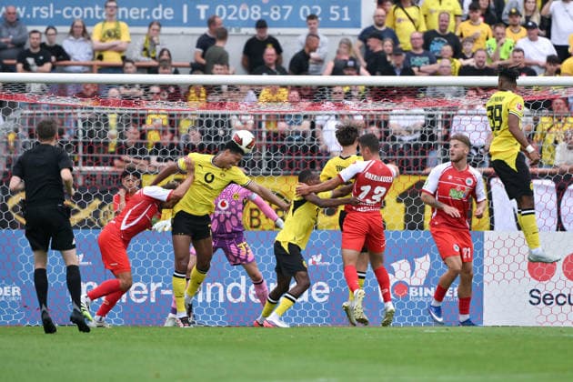 Jobe Bellingham (Borussia Dortmund), li., klärt im eigenen Strafraum mit einem Kopfball 18.07.2026, Fussball 1. Bundesliga, Saison 2026 2027, Testspiel, Rot-Weiß Oberhausen - Borussia Dortmund 1:3 Oberhausen Niederrheinstadion Nordrhein Westfalen Deutschland *** Jobe Bellingham of Borussia Dortmund (left) clears the ball with a header in his own penalty area on July 18, 2026, Soccer, Bundesliga 1, 2026–2027 season, Friendly Match: Rot-Weiß Oberhausen vs. Borussia Dortmund (1–3), Niederrheinstadion, North Rhine-Westphalia, Germany Team2