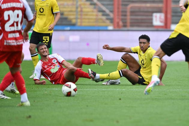 Jobe Bellingham (Borussia Dortmund), Kerem Yalcin (Rot Weiss Oberhausen), v.re. 18.07.2026, Fussball 1. Bundesliga, Saison 2026 2027, Testspiel, Rot-Weiß Oberhausen - Borussia Dortmund 1:3 Oberhausen Niederrheinstadion Nordrhein Westfalen Deutschland *** Jobe Bellingham, Borussia Dortmund; Kerem Yalcin, Rot-Weiss Oberhausen; July 18, 2026, Soccer, Bundesliga 1, 2026–2027 season, Friendly Match, Rot-Weiss Oberhausen vs. Borussia Dortmund 1–3, Oberhausen, Niederrheinstadion, North Rhine-Westphalia, Germany Team2
