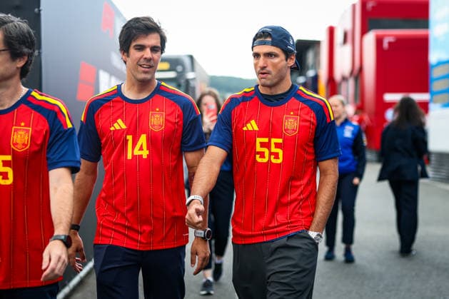 Sport Bilder des Tages F1 - BELGIAN GRAND PRIX 2026 SAINZ Carlos (spa), Williams F1 Team FW48, portrait wearing the Spain football jersey shirt during the Formula 1 Belgian Grand Prix 2026, 10th round of the 2026 Formula One World Championship, WM, Weltmeisterschaft from July 17 to 19, 2026 on the Circuit de Spa-Francorchamps, in Stavelot, Belgium - StavelotBelgium  Copyright: xFLORENTxGOODENx
