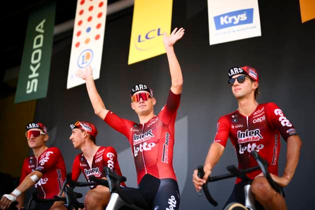 Sport Bilder des Tages Tour de France 2026 Stage 15 PLATEAU DE SOLAISON, FRANCE - JULY 19 : Veistroffer Baptiste (FRA) of Lotto Intermarche on the podium before the start of race during stage 15 of the 113rd edition of Tour de France an UCI World Tour 2.UWT cycling road race stage for Men Elite of 184 km with start in Champagnole and finish in Plateau de Solaison on July 19, 2026 in Plateau de Solaison, France, 19 07 2026 Plateau de Solaison France  Copyright: xGvgx