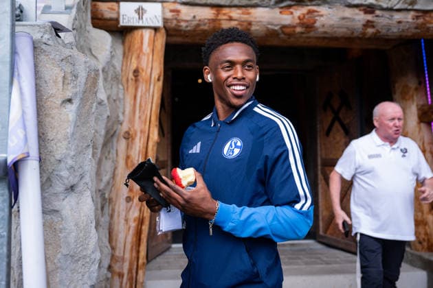 Sport Bilder des Tages 19.07.2026, Fussball, , Saison 2025 2026, Testspiel, FC Erzgebirge Aue - FC Schalke 04, Junior Adamu (FC Schalke 04) bekommt Geschenke von Fans, xRHR-FOTO YYx *** July 19, 2026, Soccer, , 2025–2026 Season, Friendly Match, FC Erzgebirge Aue vs. FC Schalke 04, Junior Adamu of FC Schalke 04 receives gifts from fans, xRHR PHOTO YYx Copyright: KROEGER RHR-FOTOx RHR-FOTO YY