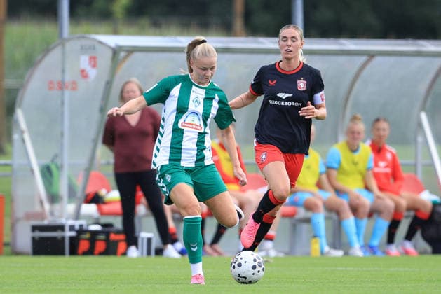 v.li.: Isabella Jaron (SV Werder Bremen, 11) und Jill Roord (FC Twente Enschede, 10) im Zweikampf, Duell, Dynamik, Aktion, Action, Spielszene, 19.07.2026, Deurningen (Niederlande), Fussball, Testspiel Frauen, FC Twente Enschede - SV Werder Bremen *** From left: Isabella Jaron (SV Werder Bremen), 11, and Jill Roord (FC Twente Enschede), 10, in a one-on-one battle; duel; dynamic play; action; game scene; July 19, 2026, Deurningen, Netherlands, soccer, women’s friendly, FC Twente Enschede vs. SV Werder Bremen xobx