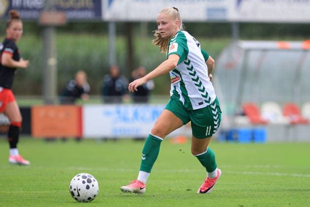 Isabella Jaron (SV Werder Bremen, 11) am Ball, Einzelbild, Ganzkörper, Aktion, Action, Spielszene, 19.07.2026, Deurningen (Niederlande), Fussball, Testspiel Frauen, FC Twente Enschede - SV Werder Bremen *** Isabella Jaron, SV Werder Bremen, No. 11 with the ball, single frame, full-body shot, action, game scene, July 19, 2026, Deurningen, Netherlands, soccer, women s friendly match, FC Twente Enschede vs. SV Werder Bremen xobx