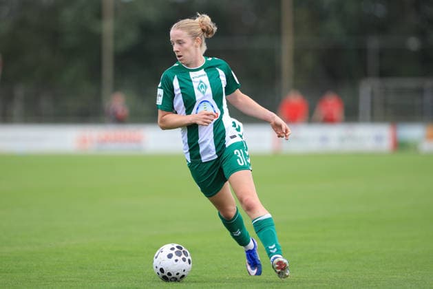 Elena Dhont (SV Werder Bremen, 31) am Ball, Freisteller, Einzelbild, Ganzkörper, Aktion, Action, Spielszene, 19.07.2026, Deurningen (Niederlande), Fussball, Testspiel Frauen, FC Twente Enschede - SV Werder Bremen *** Elena Dhont, SV Werder Bremen, 31, on the ball, isolated shot, single frame, full body, action, game scene, July 19, 2026, Deurningen, Netherlands, soccer, women s friendly, FC Twente Enschede vs. SV Werder Bremen xobx