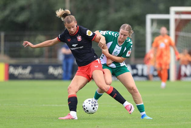 v.li.: Eva Oude Elberink (FC Twente Enschede, 14) uns Sarah Gutmann (SV Werder Bremen, 27) im Zweikampf, Duell, Dynamik, Aktion, Action, Spielszene, 19.07.2026, Deurningen (Niederlande), Fussball, Testspiel Frauen, FC Twente Enschede - SV Werder Bremen *** From left: Eva Oude Elberink (FC Twente Enschede), 14, and Sarah Gutmann (SV Werder Bremen), 27, in a one-on-one battle, duel, dynamic moment, action, game scene, July 19, 2026, Deurningen, Netherlands, soccer, women’s friendly, FC Twente Enschede vs. SV Werder Bremen xobx