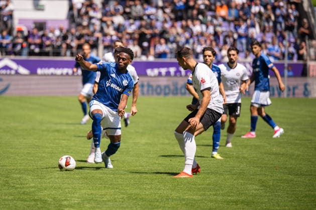 19.07.2026, Fussball, , Saison 2025 2026, Testspiel, FC Erzgebirge Aue - FC Schalke 04, Junior Adamu (FC Schalke 04), xRHR-FOTO YYx *** July 19, 2026, Soccer, , 2025–2026 Season, Friendly Match, FC Erzgebirge Aue vs. FC Schalke 04, Junior Adamu (FC Schalke 04), xRHR PHOTO YYx Copyright: KROEGER RHR-FOTOx RHR-FOTO YY