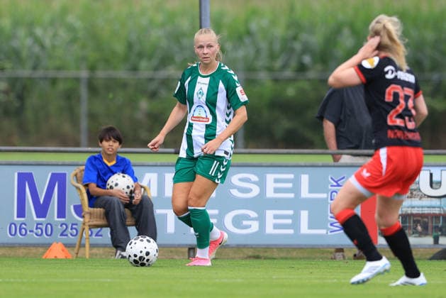 Isabella Jaron (SV Werder Bremen, 11) am Ball, Einzelbild, Ganzkörper, Aktion, Action, Spielszene, 19.07.2026, Deurningen (Niederlande), Fussball, Testspiel Frauen, FC Twente Enschede - SV Werder Bremen *** Isabella Jaron, SV Werder Bremen, No. 11 with the ball, single frame, full-body shot, action, game scene, July 19, 2026, Deurningen, Netherlands, soccer, women s friendly match, FC Twente Enschede vs. SV Werder Bremen xobx