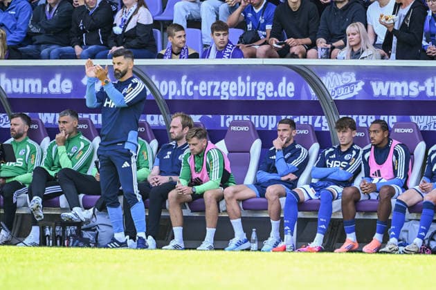 19.07.2026, Fussball, , Saison 2025 2026, Testspiel, FC Erzgebirge Aue - FC Schalke 04, Trainer Miron Muslic (FC Schalke 04), Robin Gosens (FC Schalke 04), Max Grüger (FC Schalke 04), Anton Donkor (FC Schalke 04) xRHR-FOTO YYx *** July 19, 2026, Soccer, , 2025–2026 Season, Friendly Match, FC Erzgebirge Aue vs. FC Schalke 04, Coach Miron Muslic (FC Schalke 04), Robin Gosens (FC Schalke 04), Max Grüger (FC Schalke 04), Anton Donkor (FC Schalke 04) xRHR PHOTO YYx Copyright: KROEGER RHR-FOTOx RHR-FOTO YY