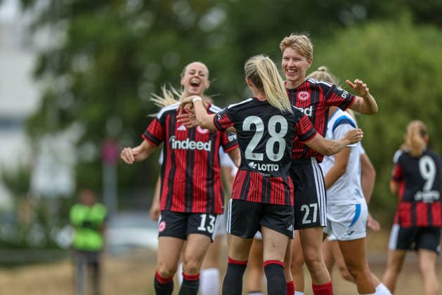 GER, Frankfurt, Eintracht Frankfurt vs SC Sand, Vorbereitung, Fussball, DFB, Spielzeit 2026 2027, Sportanlage Goldstein, Testspiel im Bild: Rebecka Blomqvist (Eintracht Frankfurt Frauen 28) erzielt das 1:0, Tor, Jubel und Freude, Emotionen, Paulina Krumbiegel (Eintracht Frankfurt Frauen 22), Amanda Ilestedt (Eintracht Frankfurt Frauen 13) DFB DFL REGULATIONS PROHIBIT ANY USE OF PHOTOGRAPHS AS IMAGE SEQUENCES AND OR QUASI-VIDEO, 19.07.2026 *** GER, Frankfurt, Eintracht Frankfurt vs. SC Sand, Preseason, Soccer, DFB, 2026–2027 Season, Goldstein Sports Complex, Friendly Match in Pictures: Rebecka Blomqvist of Eintracht Frankfurt Women’s U-28 scores the 1–0 goal; celebration and joy; emotions, Paulina Krumbiegel, Eintracht Frankfurt Women’s Team, No. 22; Amanda Ilestedt, Eintracht Frankfurt Women’s Team, No. 13. DFB and DFL regulations prohibit any use of photographs as image sequences and or quasi-video. July 19, 2026 Copyright: HMBxMedia HendrikxHamelau