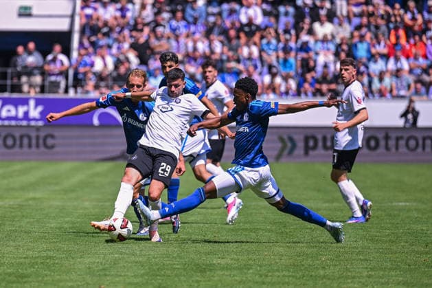 19.07.2026, Fussball, , Saison 2025 2026, Testspiel, FC Erzgebirge Aue - FC Schalke 04, Timo Becker (FC Schalke 04), Stylianos Kokovas (FC Erzgebirge Aue) xRHR-FOTO YYx *** July 19, 2026, Soccer, , 2025–2026 season, Friendly match, FC Erzgebirge Aue vs. FC Schalke 04, Timo Becker (FC Schalke 04), Stylianos Kokovas (FC Erzgebirge Aue) xRHR PHOTO YYx Copyright: KROEGER RHR-FOTOx RHR-FOTO YY
