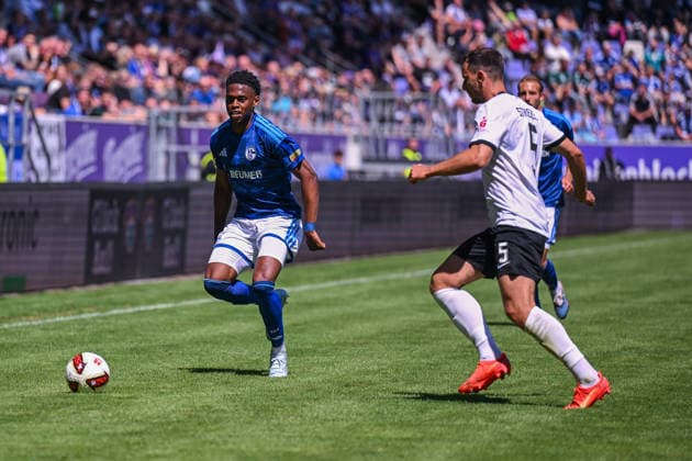 19.07.2026, Fussball, , Saison 2025 2026, Testspiel, FC Erzgebirge Aue - FC Schalke 04, Junior Adamu (FC Schalke 04), Bastian Strietzel (FC Erzgebirge Aue) xRHR-FOTO YYx *** July 19, 2026, Soccer, , 2025–2026 Season, Friendly Match, FC Erzgebirge Aue vs. FC Schalke 04, Junior Adamu (FC Schalke 04), Bastian Strietzel (FC Erzgebirge Aue) xRHR PHOTO YYx Copyright: KROEGER RHR-FOTOx RHR-FOTO YY