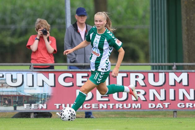 Isabella Jaron (SV Werder Bremen, 11) am Ball, Freisteller, Einzelbild, Ganzkörper, Aktion, Action, Spielszene, 19.07.2026, Deurningen (Niederlande), Fussball, Testspiel Frauen, FC Twente Enschede - SV Werder Bremen *** Isabella Jaron, SV Werder Bremen, No. 11 with the ball, isolated shot, single frame, full-body, action, game scene, July 19, 2026, Deurningen, Netherlands, soccer, women s friendly match, FC Twente Enschede vs. SV Werder Bremen xobx