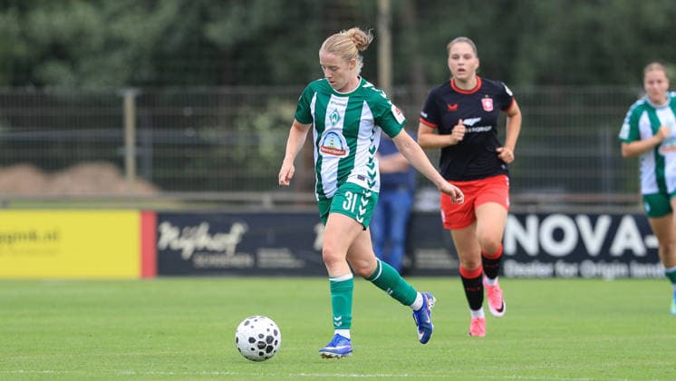 Elena Dhont (SV Werder Bremen, 31) am Ball, Einzelbild, Ganzkörper, Aktion, Action, Spielszene, 19.07.2026, Deurningen (Niederlande), Fussball, Testspiel Frauen, FC Twente Enschede - SV Werder Bremen *** Elena Dhont, SV Werder Bremen, 31, on the ball, single frame, full body, action, game scene, July 19, 2026, Deurningen, Netherlands, soccer, women s friendly, FC Twente Enschede vs. SV Werder Bremen xobx