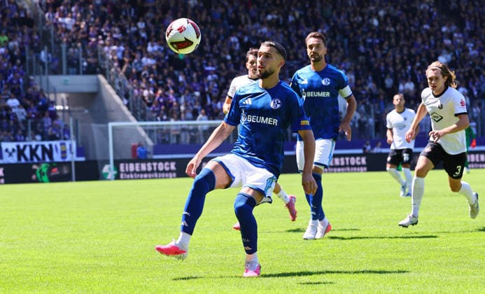 Erz.Aue - Schalke 04 Testspiel Aue, 19.07.2026, eins-Erzgebirgsstadion, Fussball, Testspiel , FC Erzgebirge Aue vs. FC Schalke 04 , Im Bild: Adil Aouchiche ( 24, Schalke) am Ball , *** Erz Aue vs. Schalke 04 Friendly Match, Aue, July 19, 2026, at Erzgebirgsstadion, Soccer, Friendly Match, FC Erzgebirge Aue vs. FC Schalke 04, Pictured: Adil Aouchiche (24), Schalke in possession, Picture Point