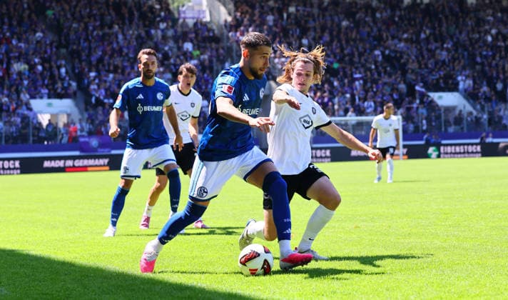 Erz.Aue - Schalke 04 Testspiel Aue, 19.07.2026, eins-Erzgebirgsstadion, Fussball, Testspiel , FC Erzgebirge Aue vs. FC Schalke 04 , Im Bild v.l.: Adil Aouchiche ( 24, Schalke) und Devin Angleberger (3, Aue) , *** Erz Aue vs. Schalke 04 Friendly Match, Aue, July 19, 2026, Erzgebirgsstadion, soccer, friendly match, FC Erzgebirge Aue vs. FC Schalke 04, Pictured from left: Adil Aouchiche (24), Schalke, and Devin Angleberger (3), Aue, Picture Point