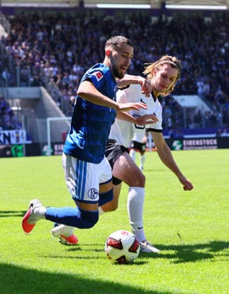 Erz.Aue - Schalke 04 Testspiel Aue, 19.07.2026, eins-Erzgebirgsstadion, Fussball, Testspiel , FC Erzgebirge Aue vs. FC Schalke 04 , Im Bild v.l.: Adil Aouchiche ( 24, Schalke) und Devin Angleberger (3, Aue) , *** Erz Aue vs. Schalke 04 Friendly Match, Aue, July 19, 2026, Erzgebirgsstadion, soccer, friendly match, FC Erzgebirge Aue vs. FC Schalke 04, Pictured from left: Adil Aouchiche (24), Schalke, and Devin Angleberger (3), Aue, Picture Point