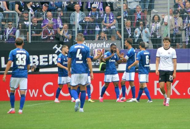 Glückwünsche für den Torschützen Moussa Sylla (Schalke, 4.v.r.) nach dem 0:1 Fußball Testspiel FC Erzgebirge Aue - FC Schalke 04 am 19.7.2026 Erzgebirge Aue - Schalke 04 *** Congratulations to goal scorer Moussa Sylla of Schalke, fourth from the right, after the 0-1 soccer friendly between FC Erzgebirge Aue and FC Schalke 04 on July 19, 2026. Erzgebirge Aue vs. Schalke 04