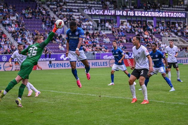 19.07.2026, Fussball, , Saison 2025 2026, Testspiel, FC Erzgebirge Aue - FC Schalke 04, Moussa Sylla (FC Schalke 04) erzielt das Tor zum 0:1, xRHR-FOTO YYx *** July 19, 2026, Soccer, , 2025–2026 Season, Friendly Match, FC Erzgebirge Aue vs. FC Schalke 04, Moussa Sylla of FC Schalke 04 scores the goal to make it 0–1, xRHR PHOTO YYx Copyright: KROEGER RHR-FOTOx RHR-FOTO YY