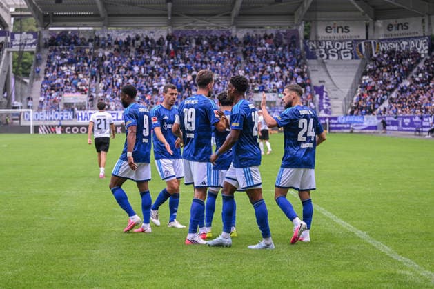 19.07.2026, Fussball, , Saison 2025 2026, Testspiel, FC Erzgebirge Aue - FC Schalke 04, Moussa Sylla (FC Schalke 04) freut sich über das Tor zum 0:1 mit der Mannschaft xRHR-FOTO YYx *** July 19, 2026, Soccer, , 2025–2026 season, Friendly match, FC Erzgebirge Aue vs. FC Schalke 04, Moussa Sylla of FC Schalke 04 celebrates scoring the goal to make it 0–1 with the team. xRHR PHOTO YYx Copyright: KROEGER RHR-FOTOx RHR-FOTO YY