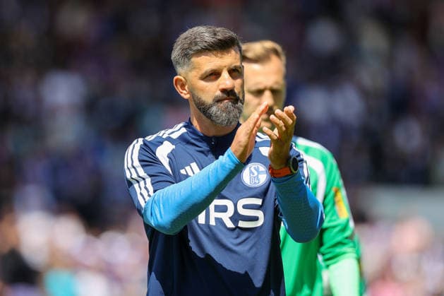 19.07.2026, xtgx, Fussball - Testspiel Erzgebirge Aue - FC Schalke 04 v.l. Miron Muslic (Schalke, Trainer) (DFL DFB REGULATIONS PROHIBIT ANY USE OF PHOTOGRAPHS as IMAGE SEQUENCES and or QUASI-VIDEO) Aue *** July 19, 2026, xtgx, Soccer Friendly Match Erzgebirge Aue vs. FC Schalke 04 featuring Miron Muslic (Schalke), Coach DFL DFB REGULATIONS PROHIBIT ANY USE OF PHOTOGRAPHS as IMAGE SEQUENCES and or QUASI-VIDEO Aue