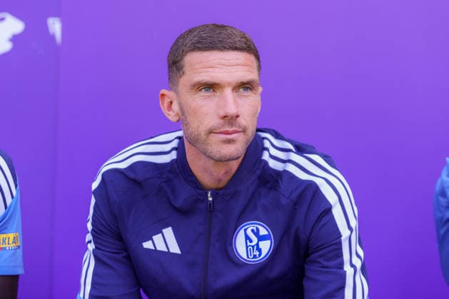 19.07.2026, xtgx, Fussball - Testspiel Erzgebirge Aue - FC Schalke 04 v.l. Robin Gosens (Schalke, 8) (DFL DFB REGULATIONS PROHIBIT ANY USE OF PHOTOGRAPHS as IMAGE SEQUENCES and or QUASI-VIDEO) Aue *** July 19, 2026, xtgx, Soccer Friendly Match Erzgebirge Aue vs. FC Schalke 04 featuring Robin Gosens (Schalke), 8 DFL DFB REGULATIONS PROHIBIT ANY USE OF PHOTOGRAPHS as IMAGE SEQUENCES and or QUASI-VIDEO Aue