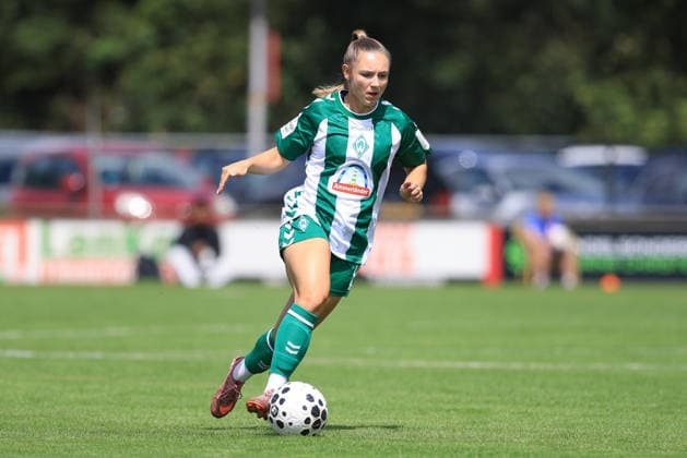 Michelle Weiß (SV Werder Bremen, 15) am Ball, Freisteller, Einzelbild, Ganzkörper, Aktion, Action, Spielszene, 19.07.2026, Deurningen (Niederlande), Fussball, Testspiel Frauen, FC Twente Enschede - SV Werder Bremen *** Michelle Weiß, SV Werder Bremen, age 15, on the ball, isolated shot, single frame, full body, action, game scene, July 19, 2026, Deurningen, Netherlands, soccer, women s friendly match, FC Twente Enschede vs. SV Werder Bremen xobx