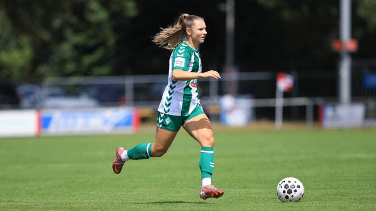 Michelle Weiß (SV Werder Bremen, 15) am Ball, Freisteller, Einzelbild, Ganzkörper, Aktion, Action, Spielszene, 19.07.2026, Deurningen (Niederlande), Fussball, Testspiel Frauen, FC Twente Enschede - SV Werder Bremen *** Michelle Weiß, SV Werder Bremen, age 15, on the ball, isolated shot, single frame, full body, action, game scene, July 19, 2026, Deurningen, Netherlands, soccer, women s friendly match, FC Twente Enschede vs. SV Werder Bremen xobx