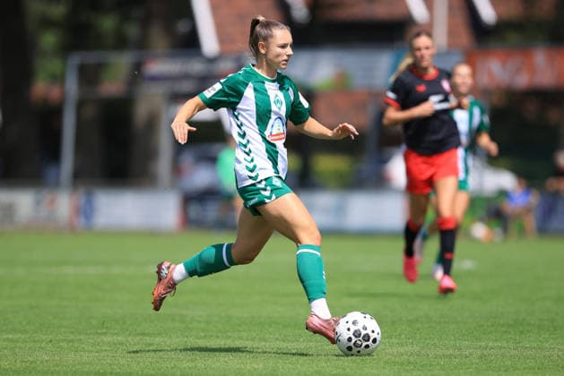 Michelle Weiß (SV Werder Bremen, 15) am Ball, Einzelbild, Ganzkörper, Aktion, Action, Spielszene, 19.07.2026, Deurningen (Niederlande), Fussball, Testspiel Frauen, FC Twente Enschede - SV Werder Bremen *** Michelle Weiß, SV Werder Bremen, No. 15 with the ball, single frame, full-body shot, action, game scene, July 19, 2026, Deurningen, Netherlands, soccer, women s friendly match, FC Twente Enschede vs. SV Werder Bremen xobx