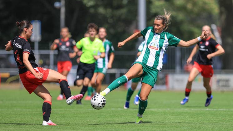 v.li.: Karlijn Woons (FC Twente Enschede, 4) und Medina Desic (SV Werder Bremen, 9) im Zweikampf, Duell, Dynamik, Aktion, Action, Spielszene, 19.07.2026, Deurningen (Niederlande), Fussball, Testspiel Frauen, FC Twente Enschede - SV Werder Bremen *** From left: Karlijn Woons (FC Twente Enschede), 4, and Medina Desic (SV Werder Bremen), 9, in a one-on-one battle; duel; dynamic play; action; game scene; July 19, 2026, Deurningen, Netherlands, soccer, women’s friendly, FC Twente Enschede vs. SV Werder Bremen xobx